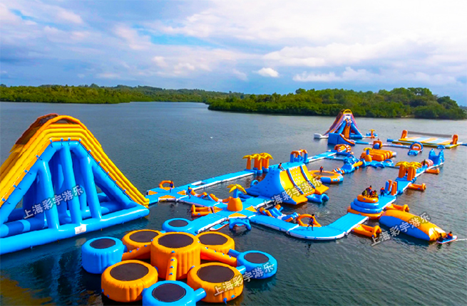 湖面水上闖關沖關